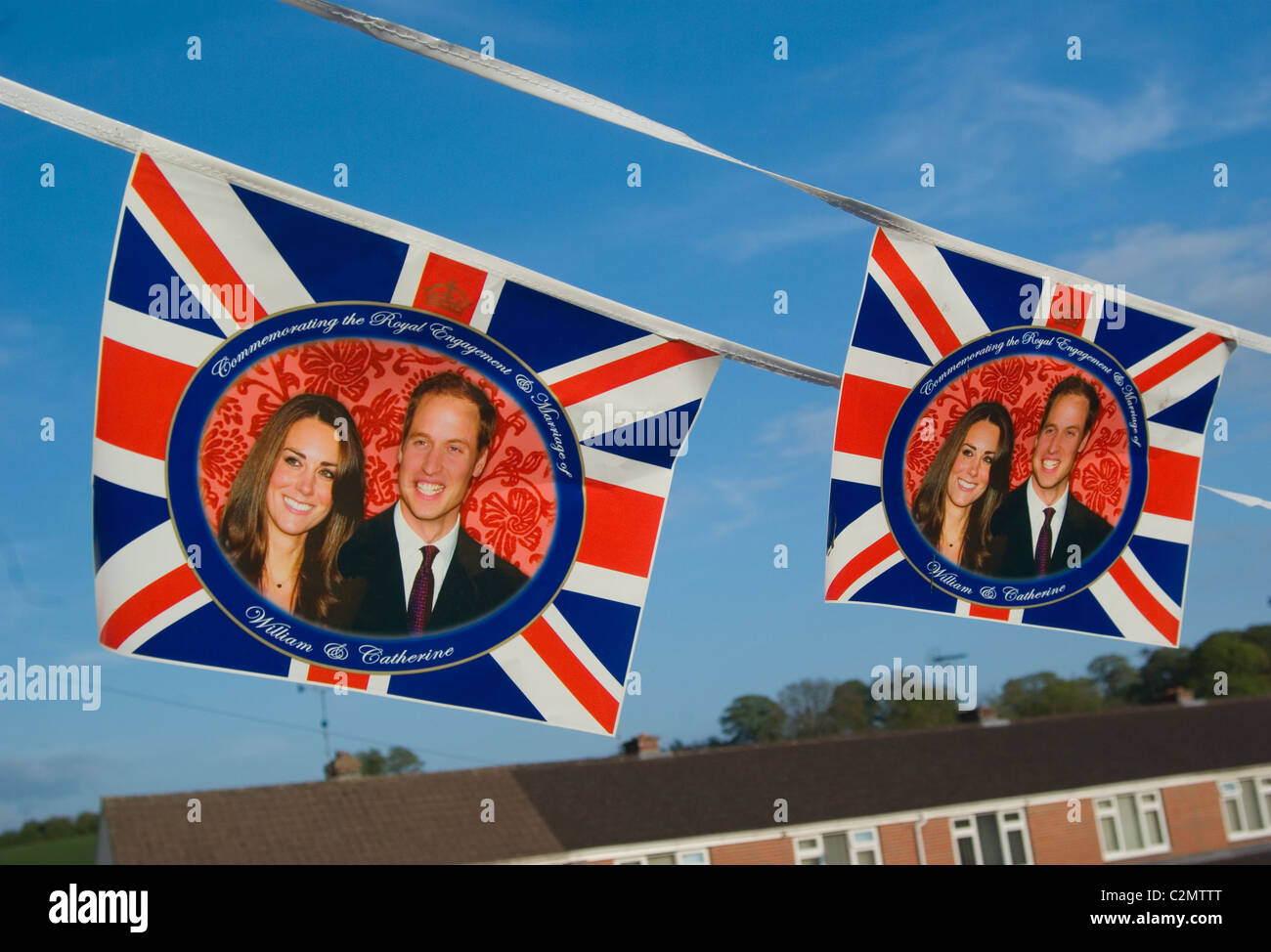 Mariage Royal Bunting, avec drapeaux Union Jack, drapeau britannique / uk et une photo de William et Kate. Banque D'Images