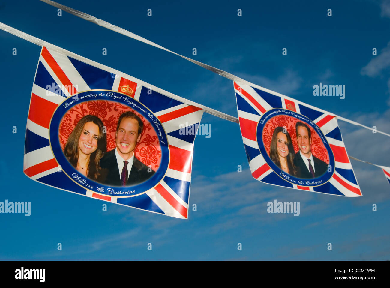 Mariage Royal Bunting, avec drapeaux Union Jack, drapeau britannique / uk et une photo de William et Kate. Banque D'Images