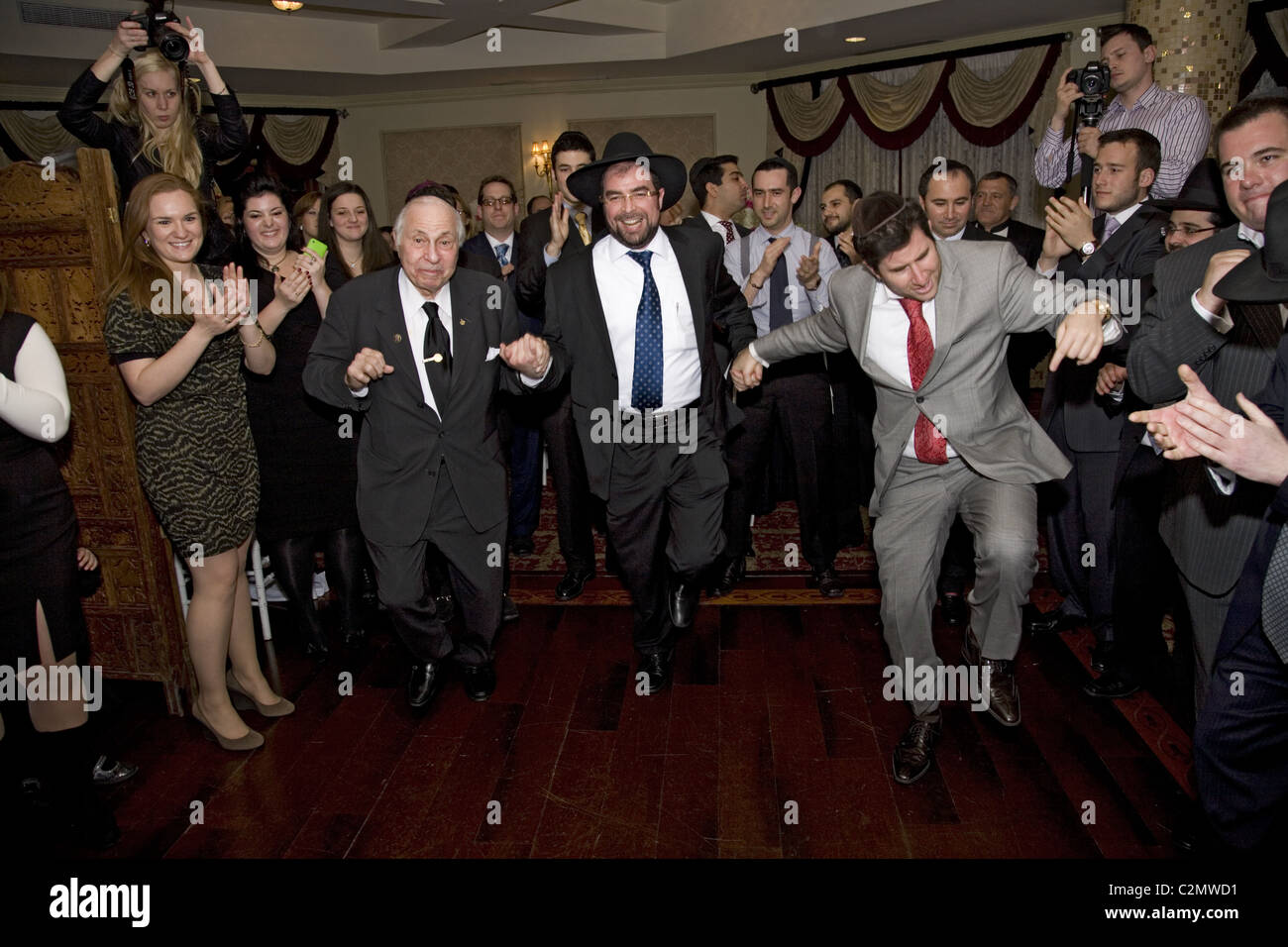 Les hommes dansent lors d'un mariage juif orthodoxe de Brooklyn, New York. Banque D'Images