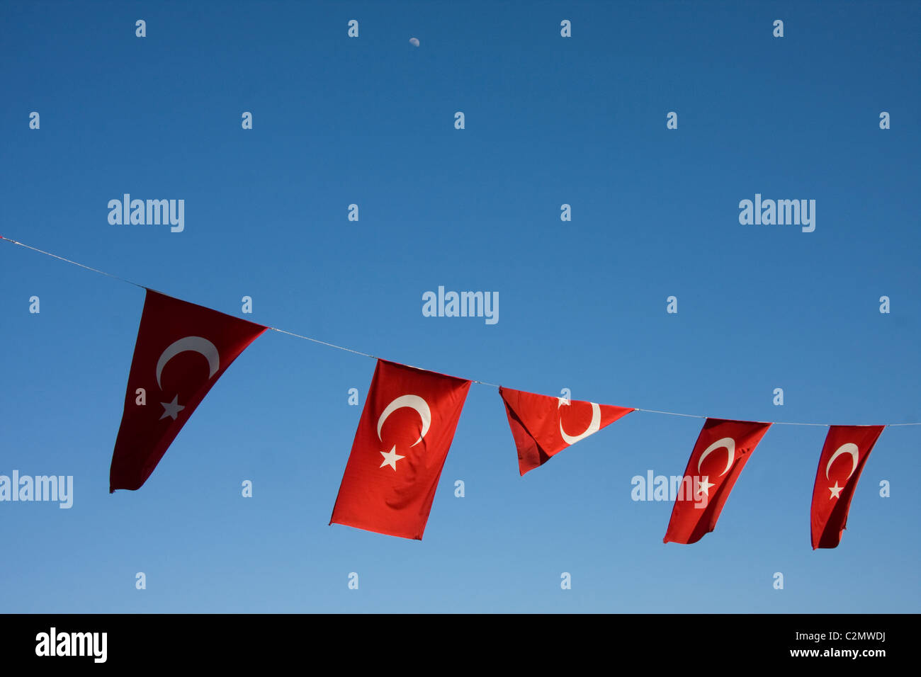 Drapeaux turcs pendants devant un ciel bleu Banque D'Images