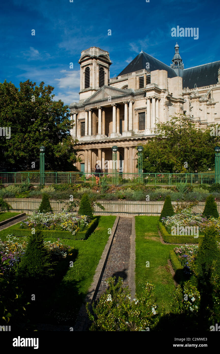 Paris, France, jardins urbains dans le quartier des Halles, avec Eglise Saint Eustache (avant rénovations) photo vintage, parc vie paris de jour Banque D'Images