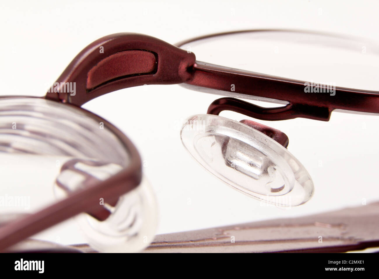 Une paire de lunettes de vue pliée sur un fond blanc Banque D'Images