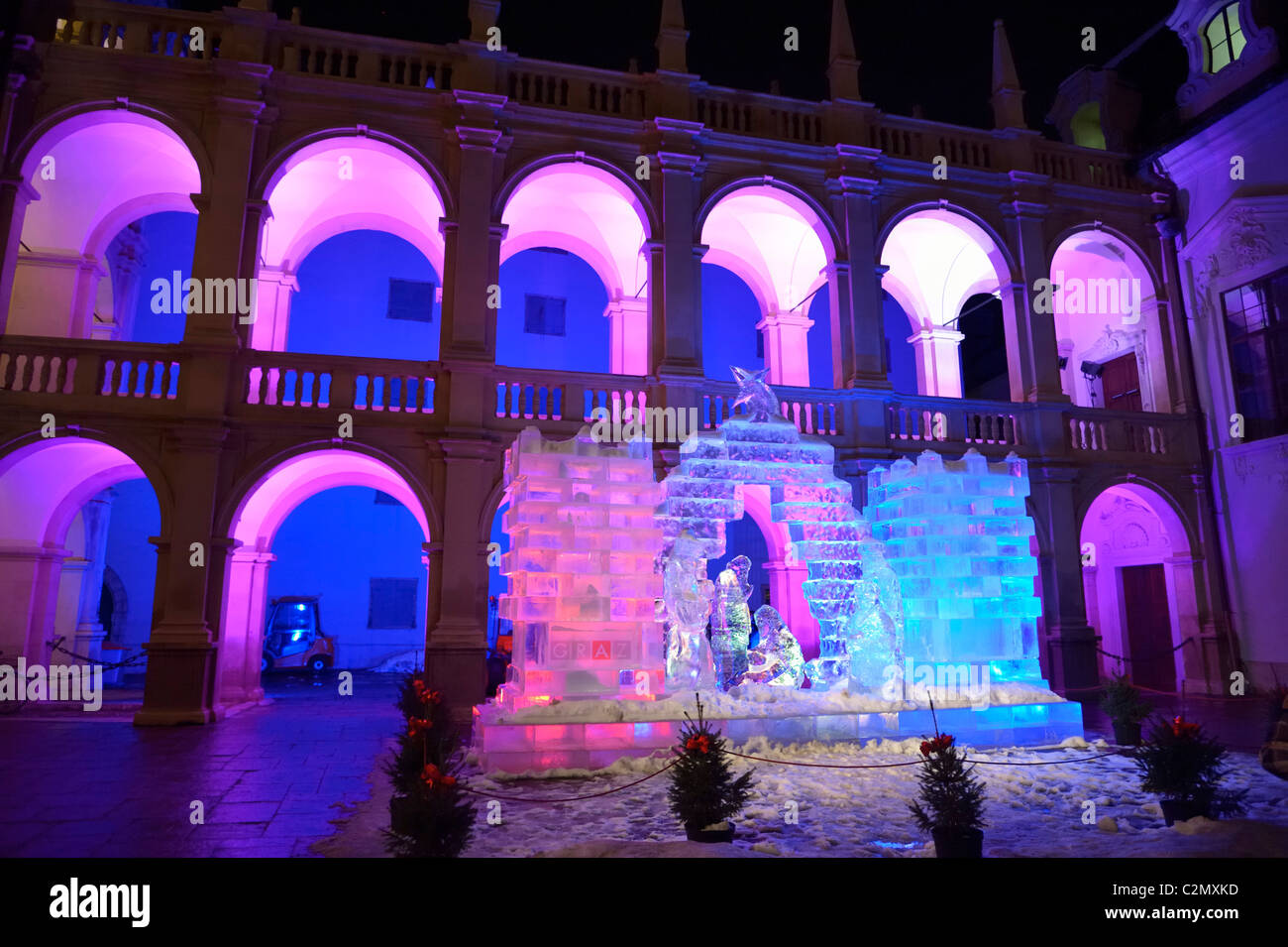 La scène annuelle de la nativité de glace exposée dans la cour historique du Landhaus, Graz Autriche À Banque D'Images