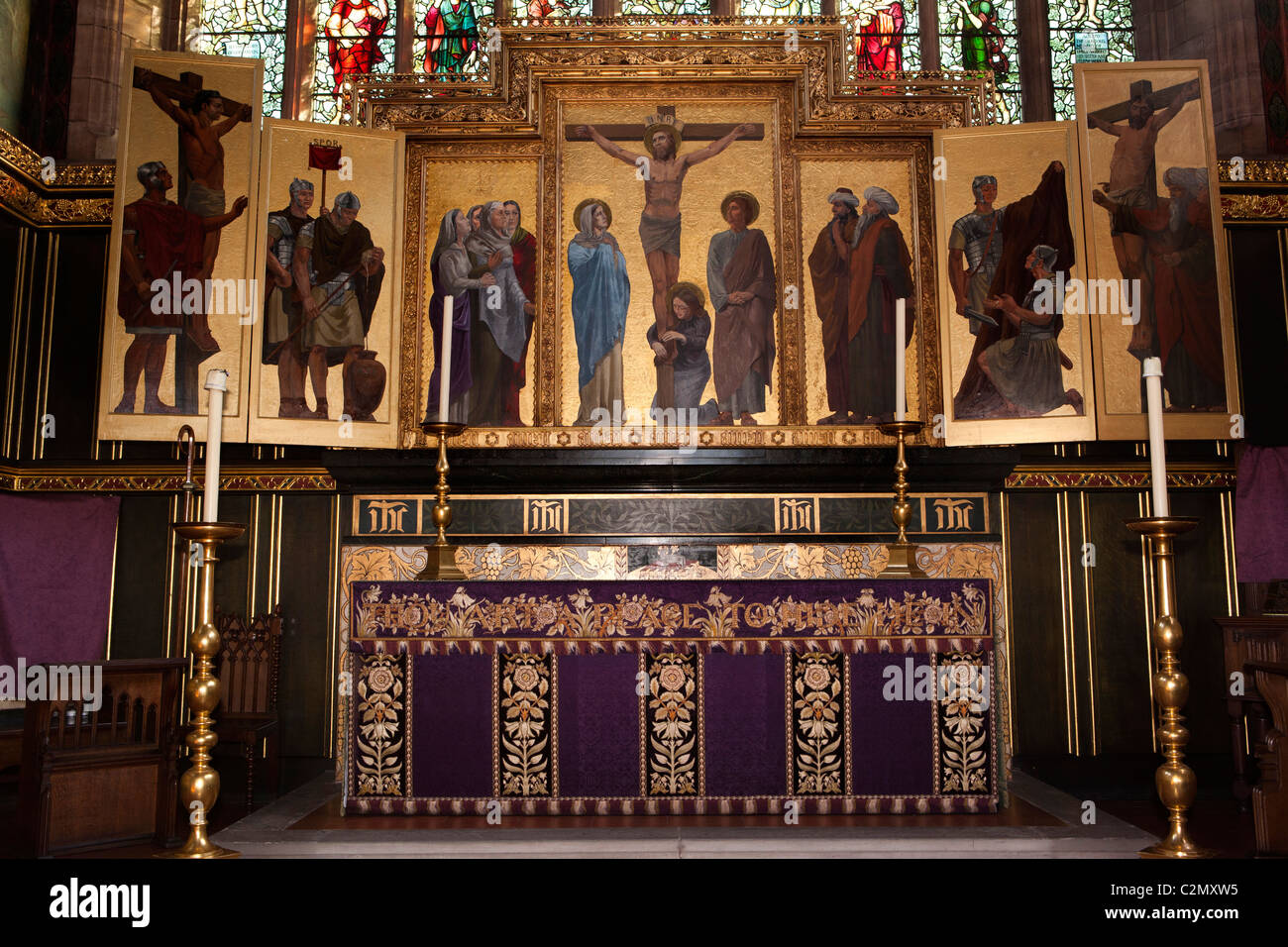 Royaume-uni, Angleterre, Staffordshire, poireau, All Saints 1887 intérieur de l'église, autel et retable peint Lethaby William Banque D'Images