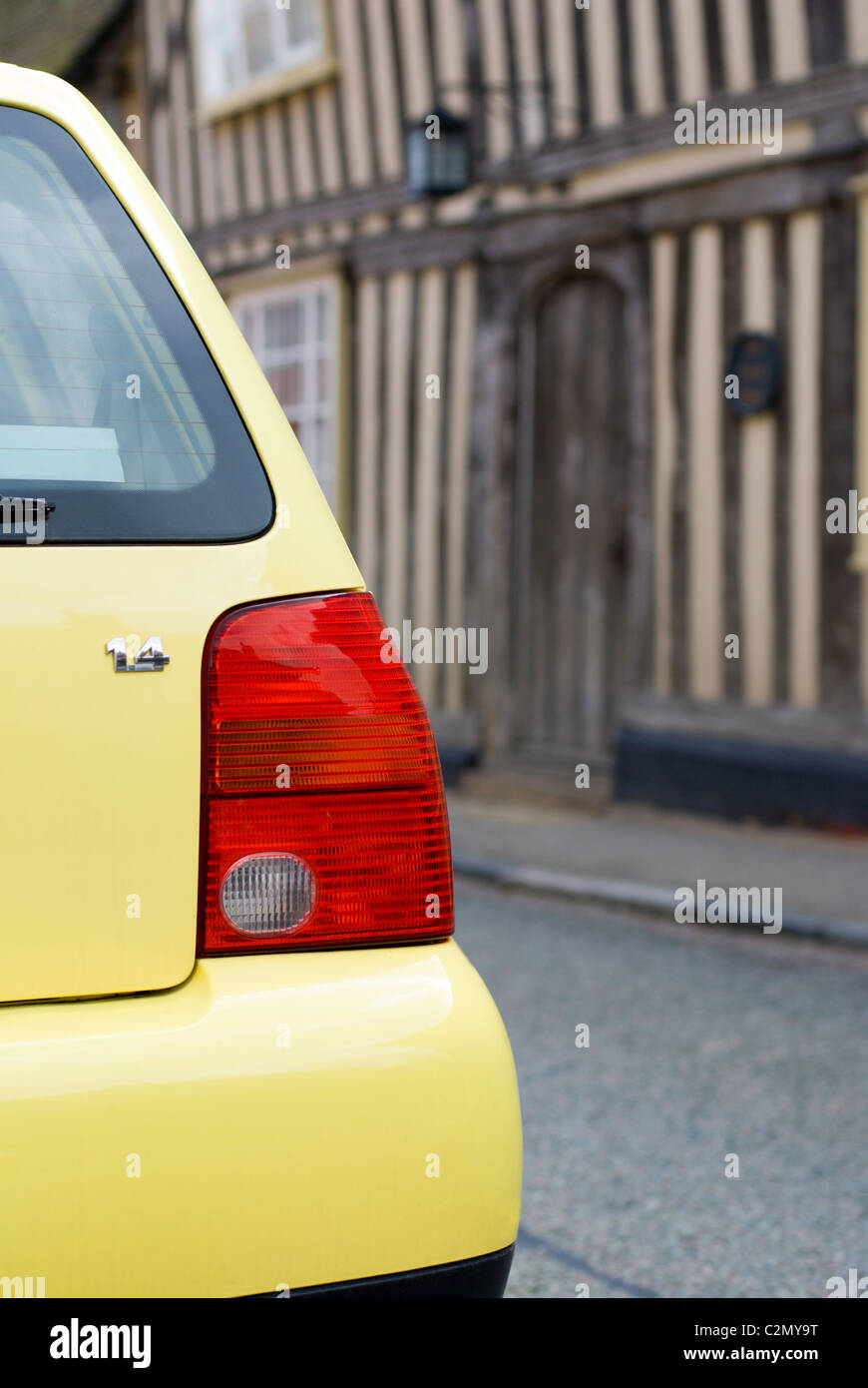 Volkswagen Polo au village historique. Banque D'Images