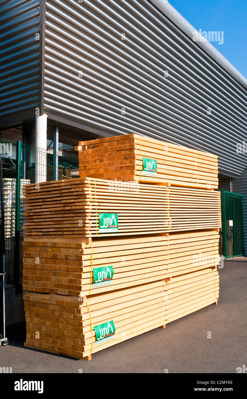 Grande pile de pin Jura utilisés pour la couverture charpente - France. Banque D'Images