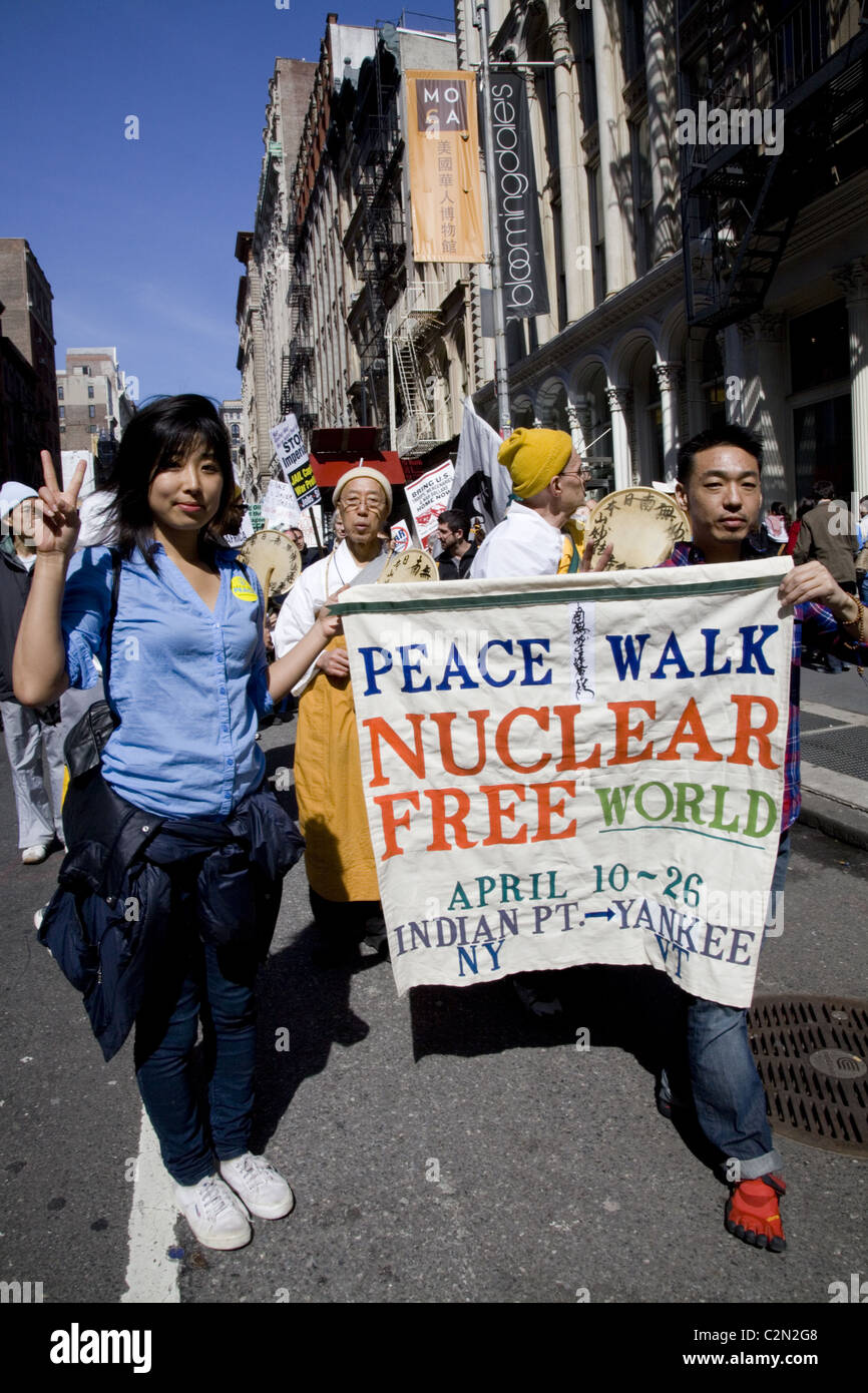 2011 : une coalition de socialistes, anti-guerre, anti-nucléaire et des groupes musulmans américains rallye et mars à Union Square à New York Banque D'Images