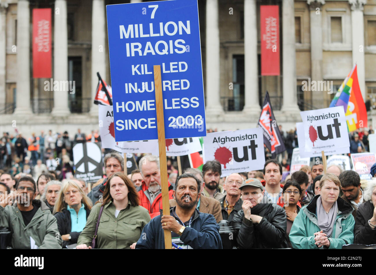 Un anti-guerre en Afghanistan manifestation a lieu à Trafalgar Square. Banque D'Images