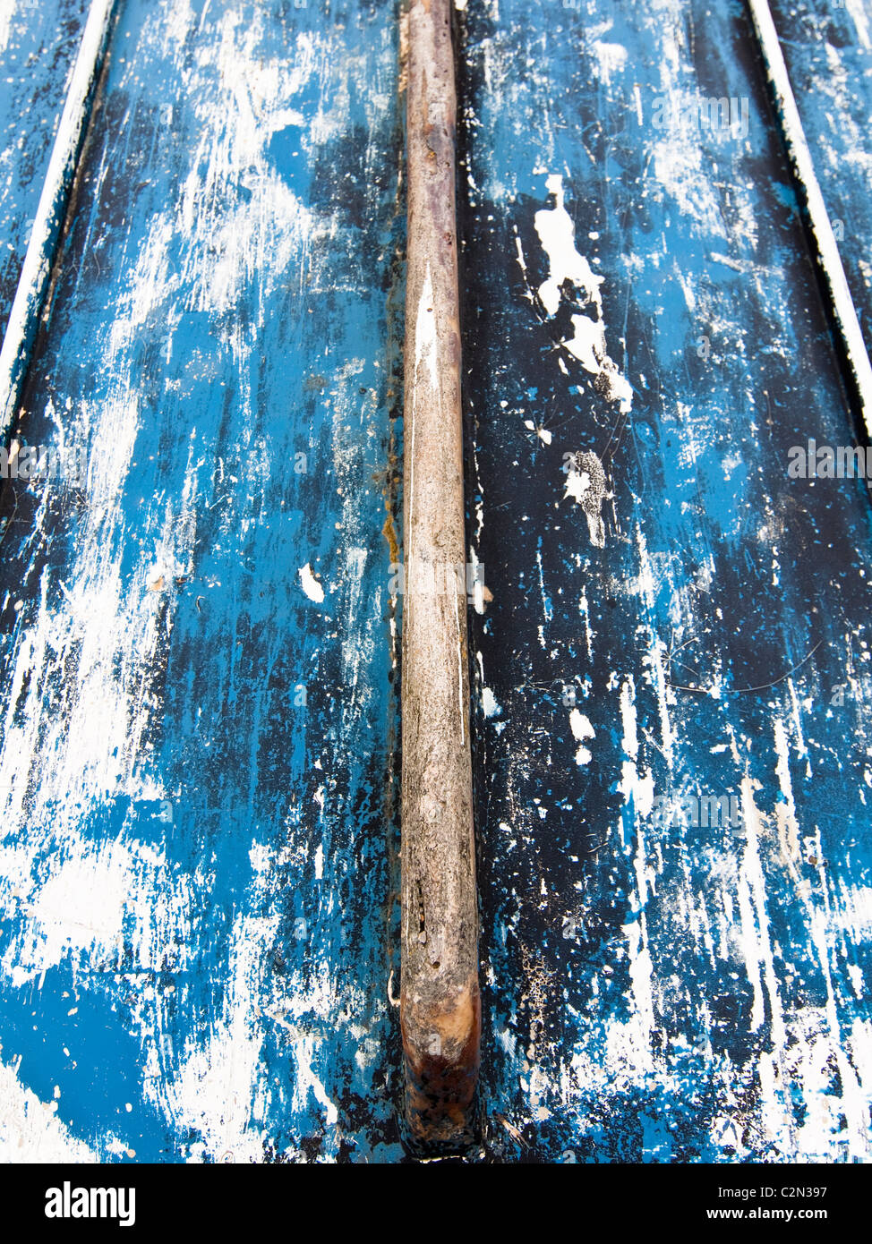 La coque bleu rayé d'un petit vieux bateau de pêche dans la région de Seatown, Dorset, UK. Banque D'Images