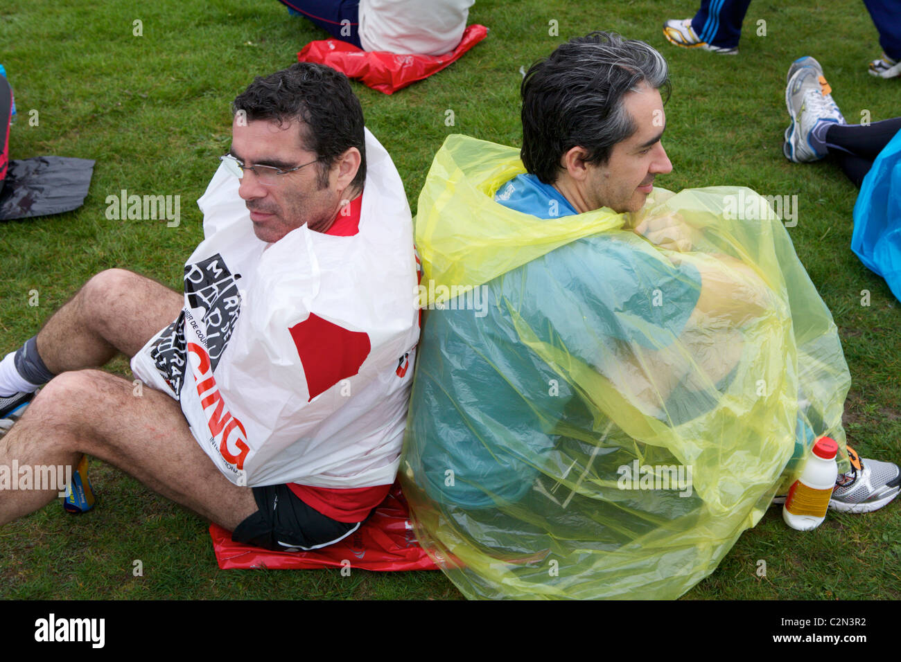 Des milliers ont rejoint les plus grands coureurs longue distance pour un record de 26,2 km marathon de Londres Banque D'Images