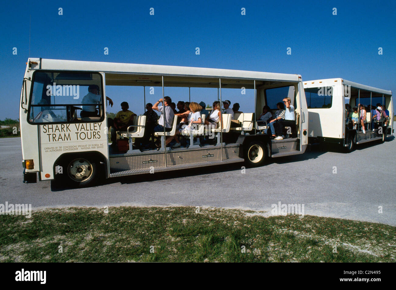 Visiteurs en plein air conseil trams au Shark Valley pendant deux heures des visites commentées du Parc National des Everglades, un vaste désert de l'eau dans le sud de la Floride, USA Banque D'Images Visiteurs en plein air conseil trams au Shark Valley pendant deux heures des visites commentées du Parc National des Everglades, un vaste désert de l'eau dans le sud de la Floride, USA Banque D'Images