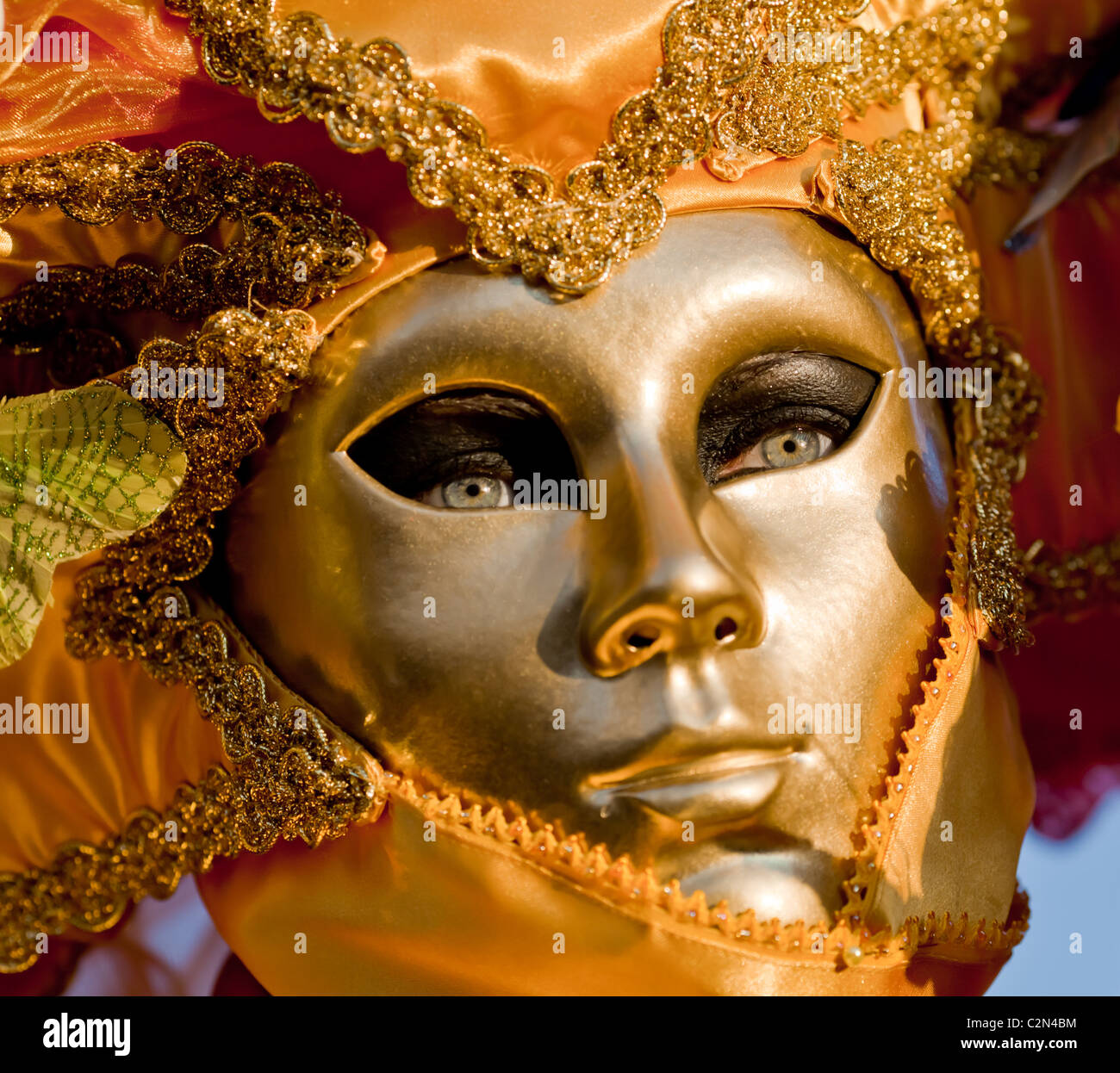 Une femme portant un masque d'or pendant le carnaval de Venise, Venise, Italie Banque D'Images