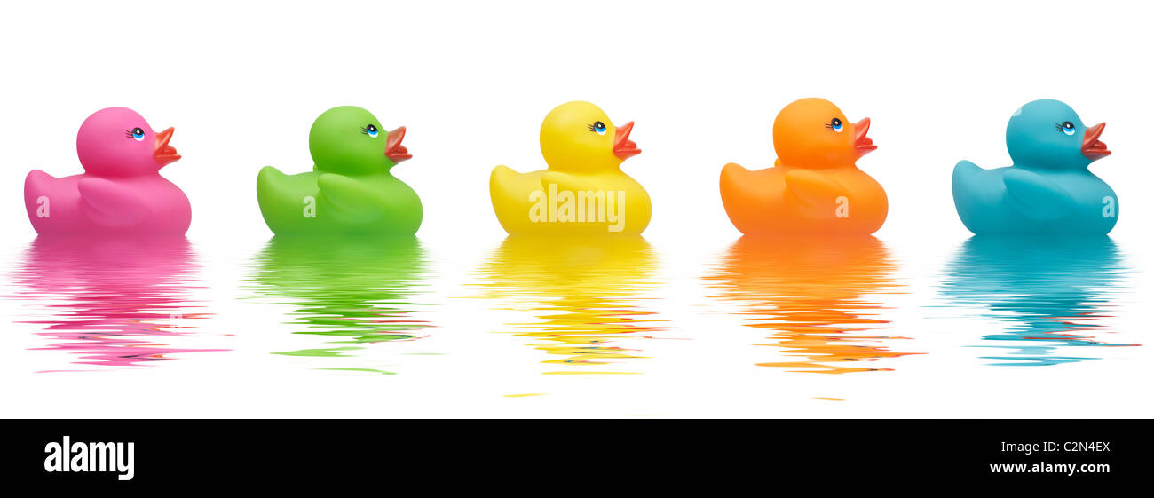 Canards en caoutchouc coloré avec de l'eau ondes Banque D'Images