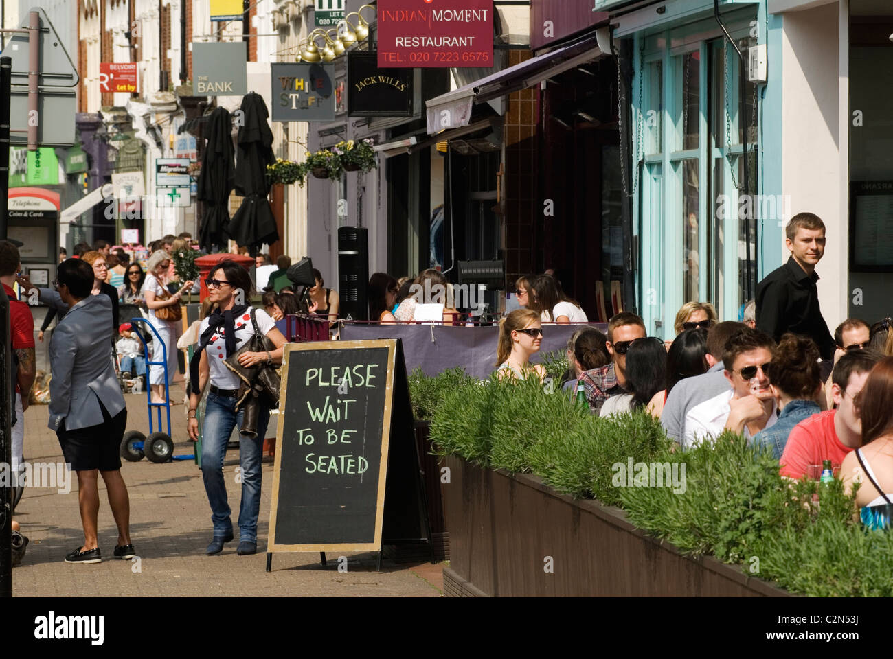 Wandsworth au sud-ouest de Londres. Northcote Road, Clapham, arrondissement londonien de Wandsworth. SW11 Cafe Society bondissait les clients du samedi. L'affiche indique attendre d'être assis. ANNÉES 2011 2010 ROYAUME-UNI HOMER SYKES Banque D'Images