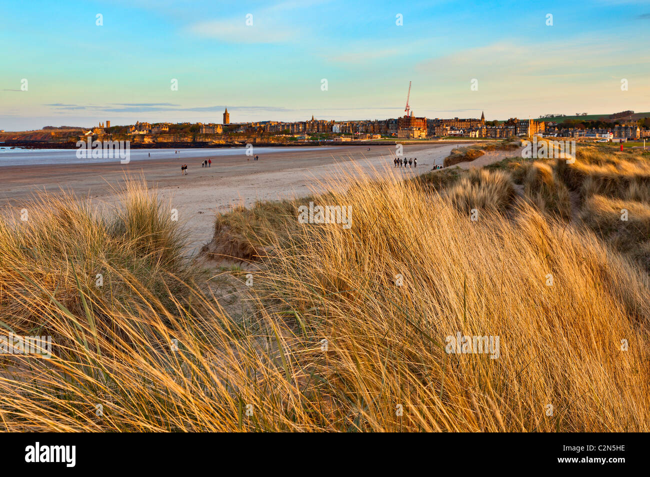 St Andrews, vu de l'Ouest au coucher du soleil des sables bitumineux Banque D'Images