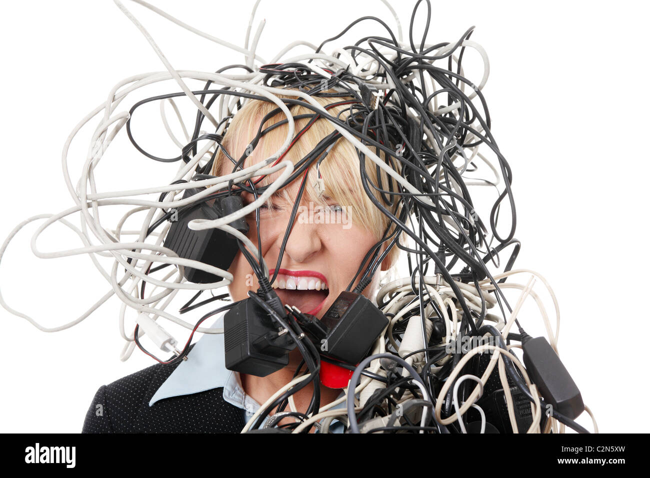 La femme d'âge mûr hurlant de câbles. Isolé sur fond blanc. Banque D'Images