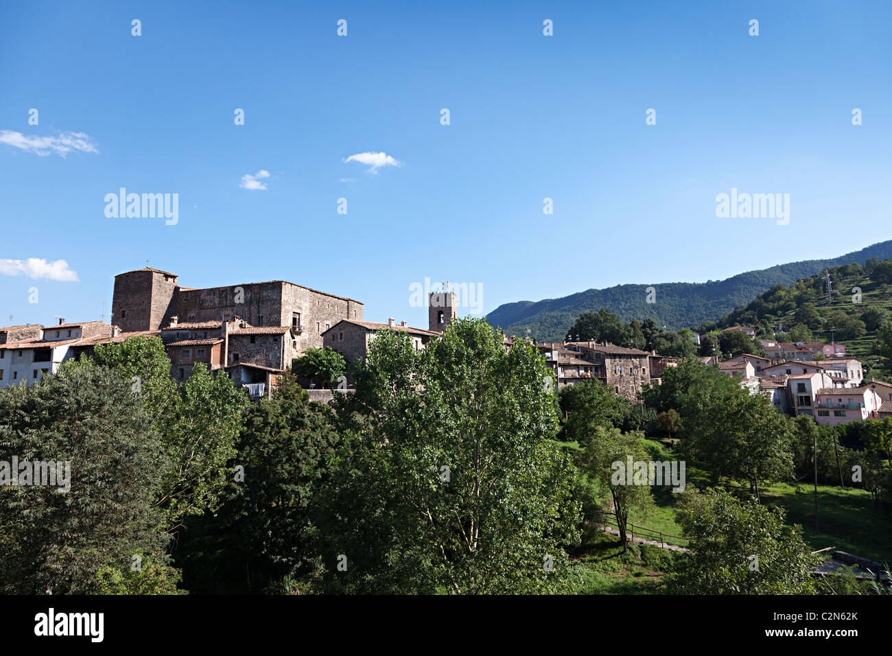 Ville de Santa Pau entouré de champs et de collines Garrotxa Catalogne Espagne Banque D'Images