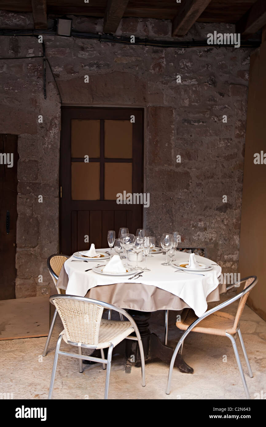 Table dressée pour vos repas en plein air Santa Pau Garrotxa Catalogne Espagne Banque D'Images