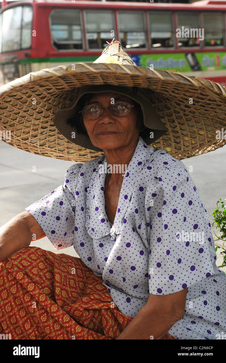 Dame thaïlandaise avec grand chapeau , les émotions et les expressions , la vie quotidienne, l'histoire de Bangkok, Bangkok, Thaïlande Banque D'Images