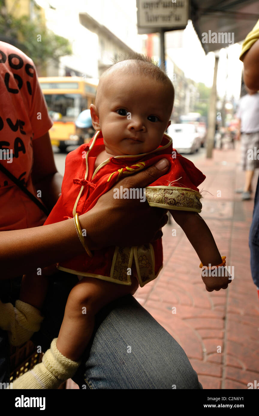 Chinois, Thaïlandais bébé fille en robe chinoise peu , Chinatown, Bangkok,  Thaïlande Photo Stock - Alamy