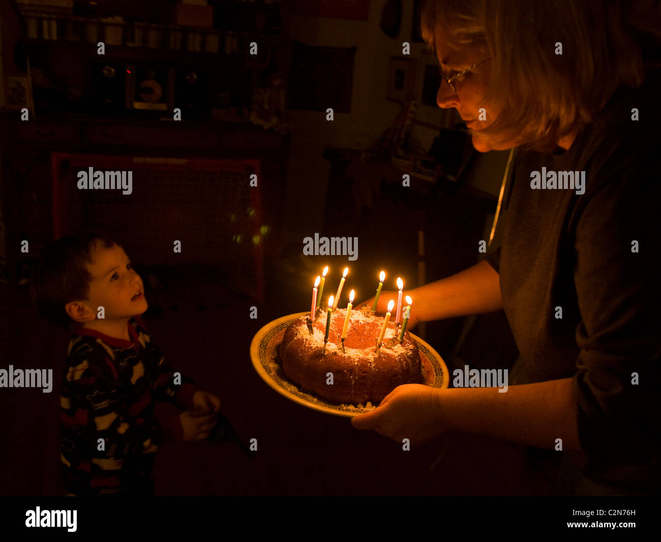 Un Garcon De 5 Ans Celebrant Son 5eme Anniversaire Photo Stock Alamy