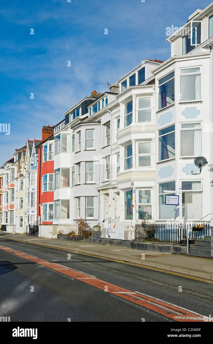 Rangée de maisons colorées propriété sur le front de mer Glandyfi Terrace Aberdovey Gwynedd pays de Galles Royaume-Uni Grande-Bretagne Banque D'Images