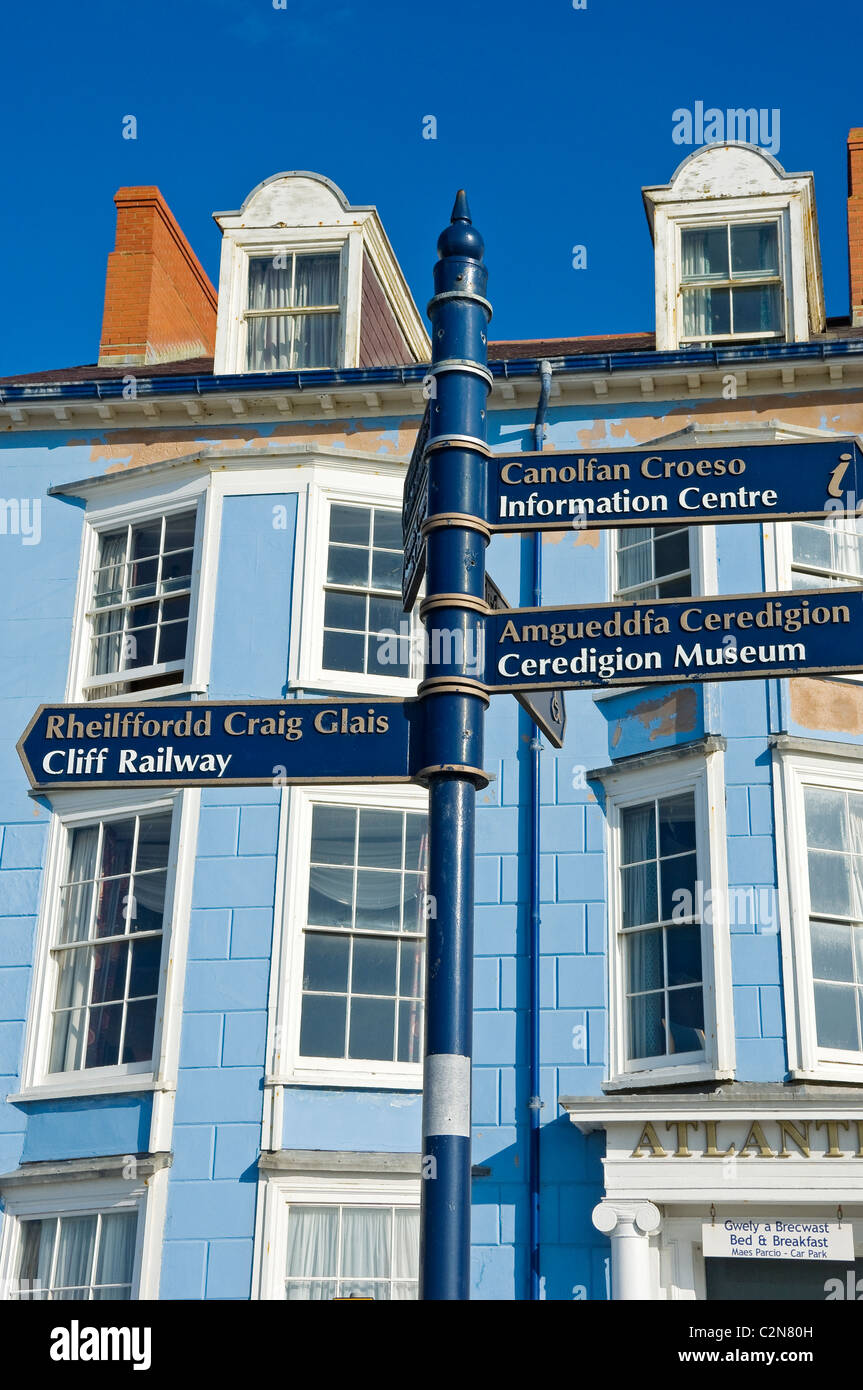 Gros plan des panneaux d'information touristique panneau Aberystwyth Ceredigion Cardiganshire pays de Galles Royaume-Uni Grande-Bretagne Banque D'Images