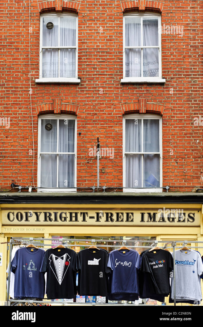 La devanture à Londres Covent Garden avec le test 'Copyright-Free Images'. Le nom du magasin est "La Dover Book Shop'. Un stand w Banque D'Images