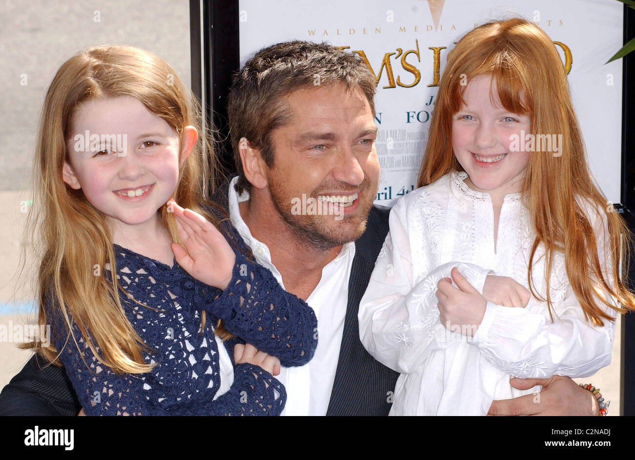 Gerard Butler avec ses nièces de la première mondiale de l'île de Nim au Grauman's Chinese Theatre - Arrivées Hollywood, Californie Banque D'Images