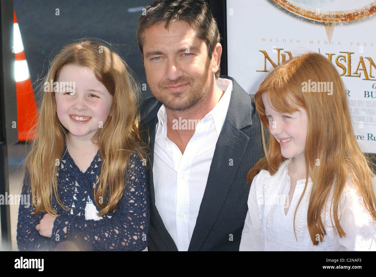 Gerard Butler avec ses nièces de la première mondiale de l'île de Nim au Grauman's Chinese Theatre - Arrivées Hollywood, Californie Banque D'Images