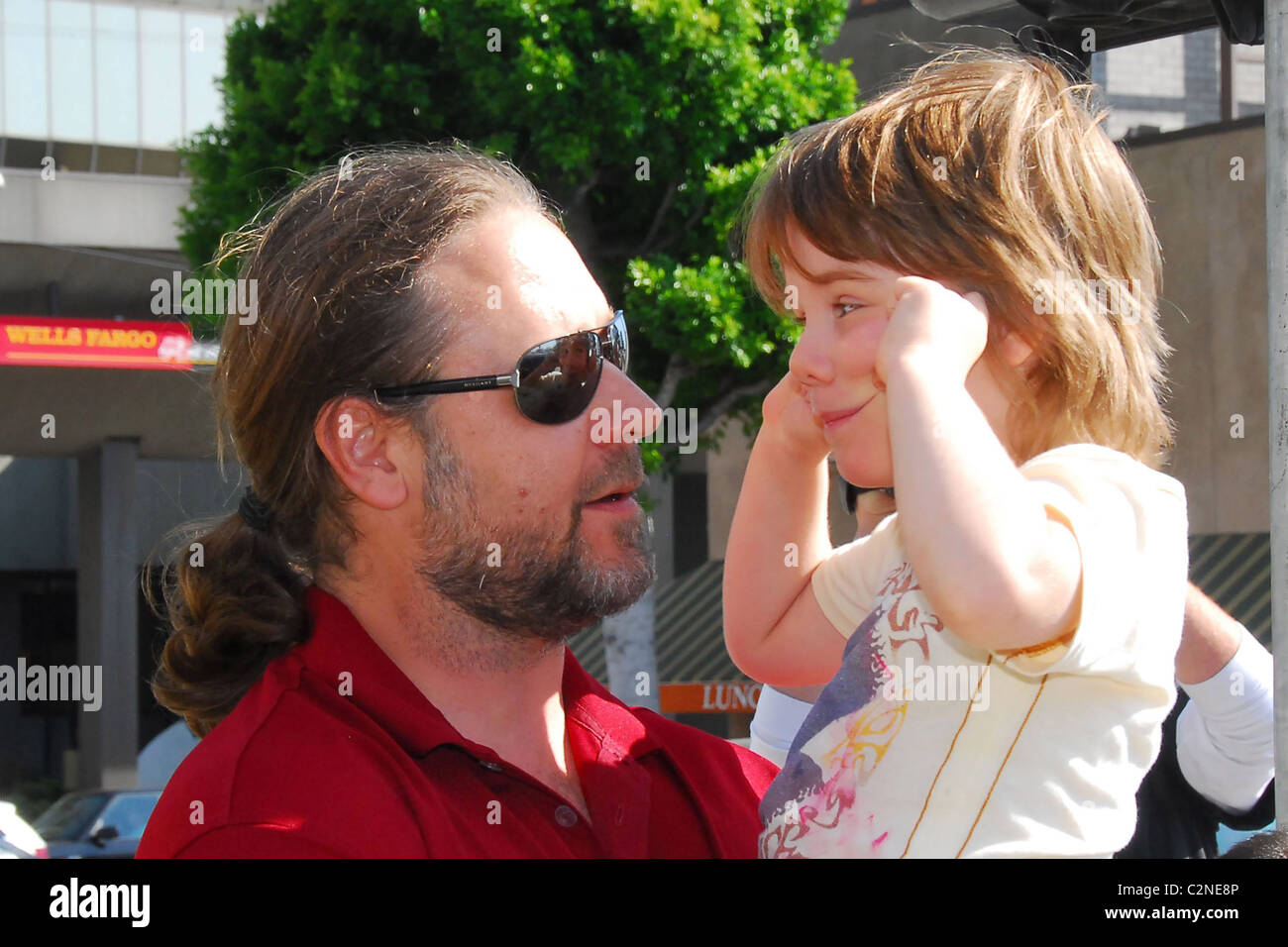 Russell Crowe passe du temps à jouer avec son fils dans un parc de Beverly Hills Los Angeles, Californie - 22.04.08 Banque D'Images