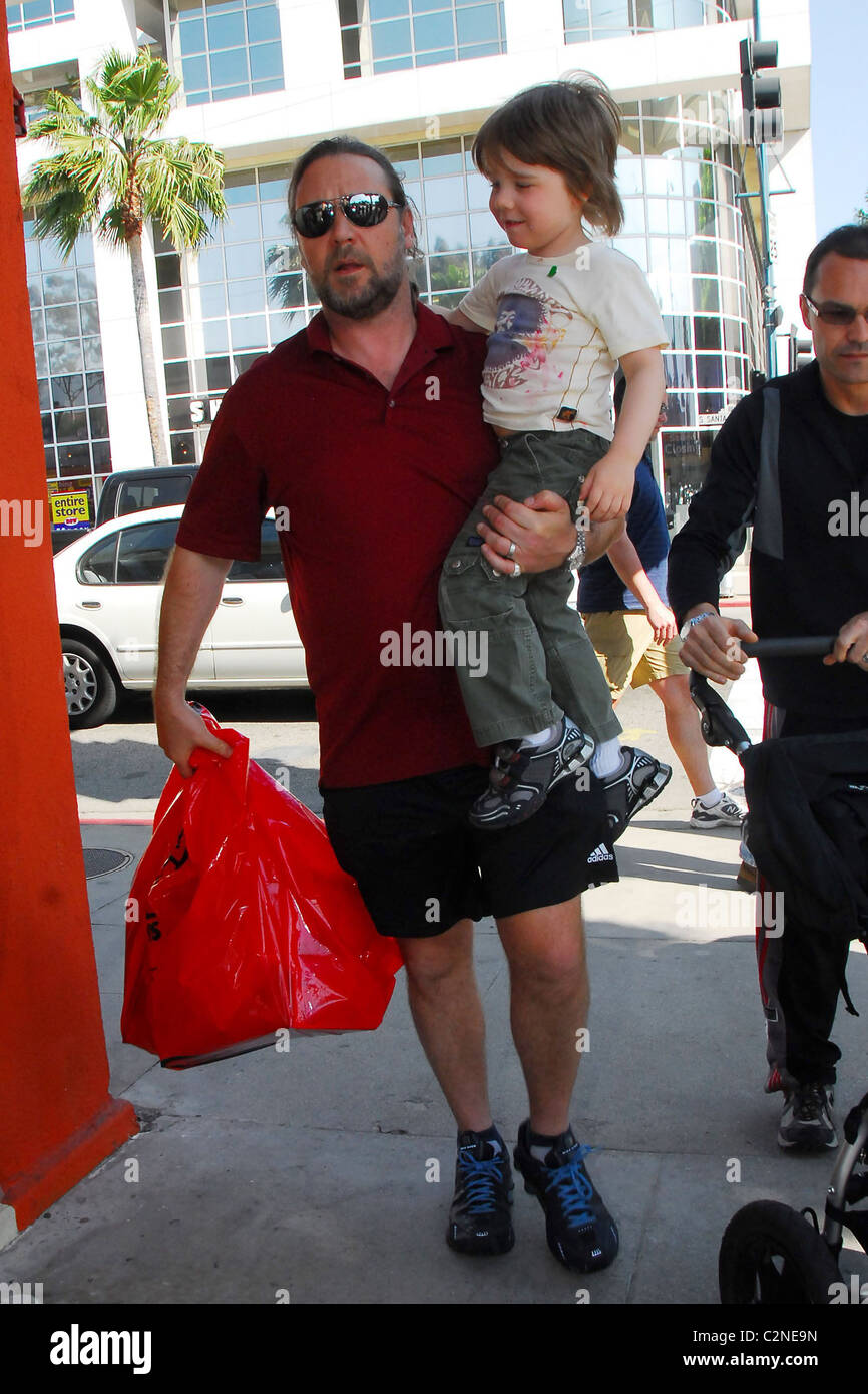 Russell Crowe passe du temps à jouer avec son fils dans un parc de Beverly Hills Los Angeles, Californie - 22.04.08 Banque D'Images