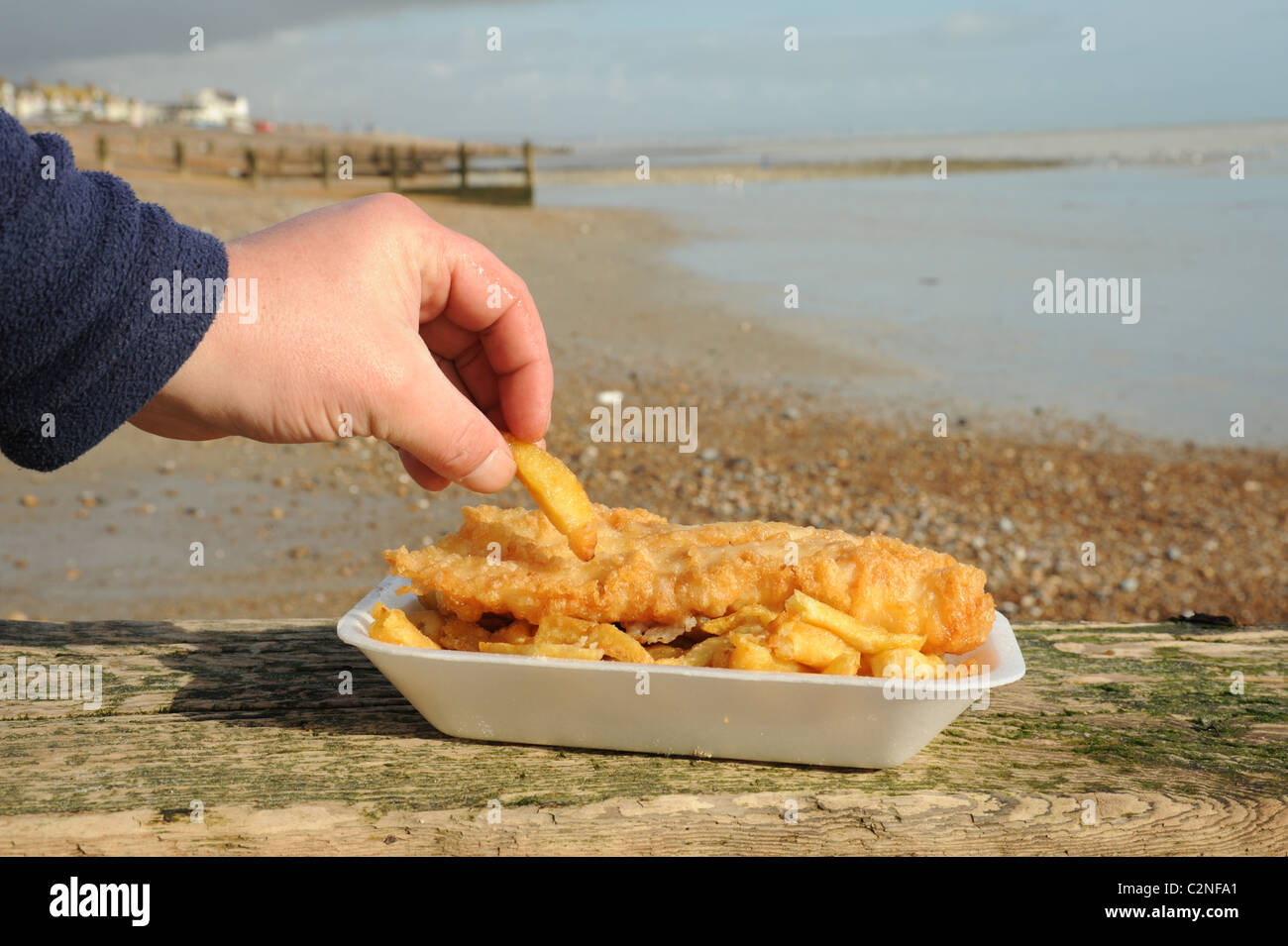 Photo de poisson et frites par la mer Banque D'Images