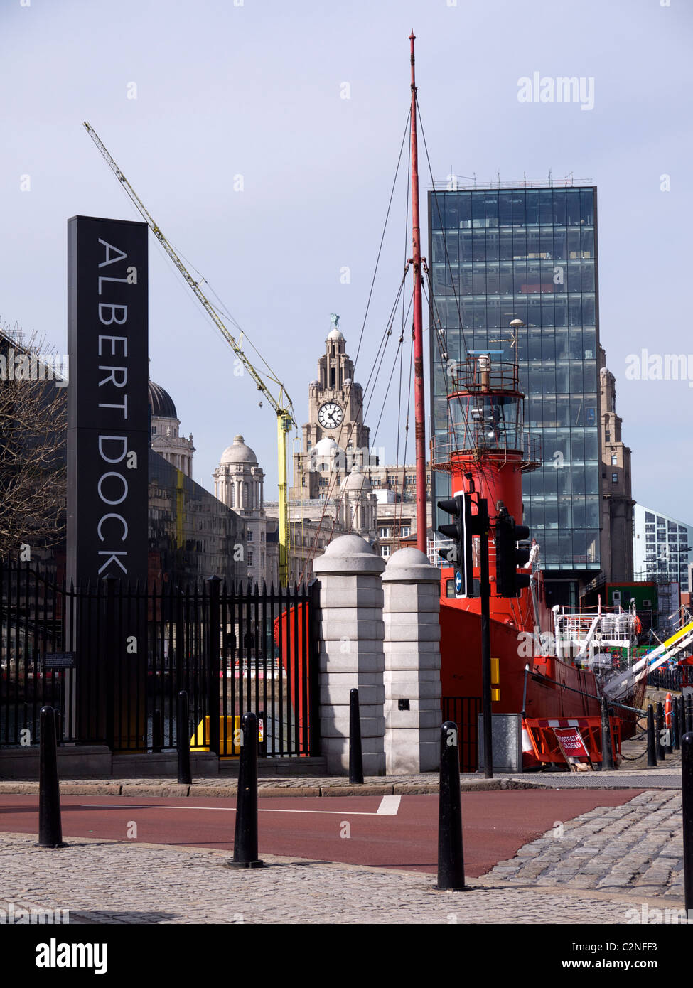 Entrée de l'Albert Dock de Liverpool, les bâtiments du foie dans l'arrière-plan Banque D'Images