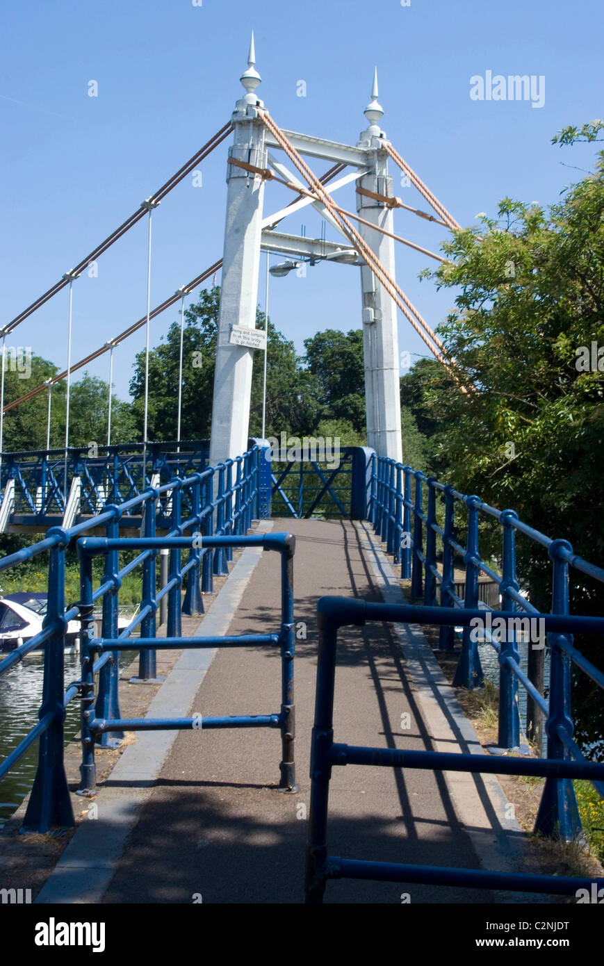 Pont suspendu au-dessus de la Tamise à Teddington, près de Richmond, Surrey, Angleterre Banque D'Images