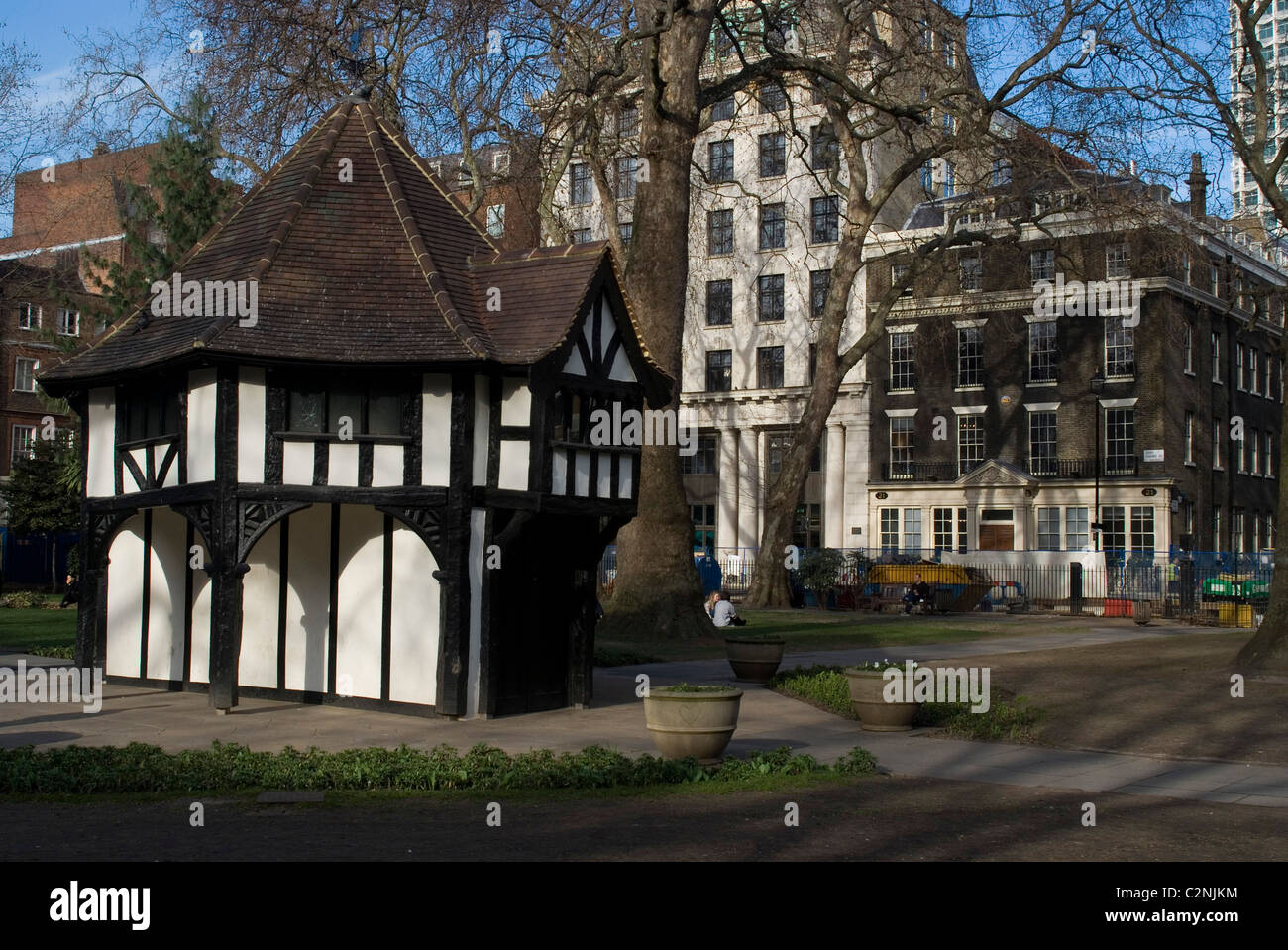 Pseudo-Tudor, à colombages, Gardner's hut et un espace vert, Soho Square, Central London W1, Angleterre Banque D'Images