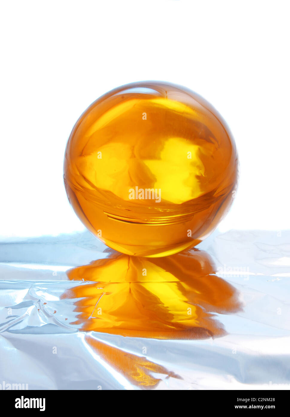 Résumé boule de cristal jaune avec des réflexions et de l'espace blanc derrière Banque D'Images