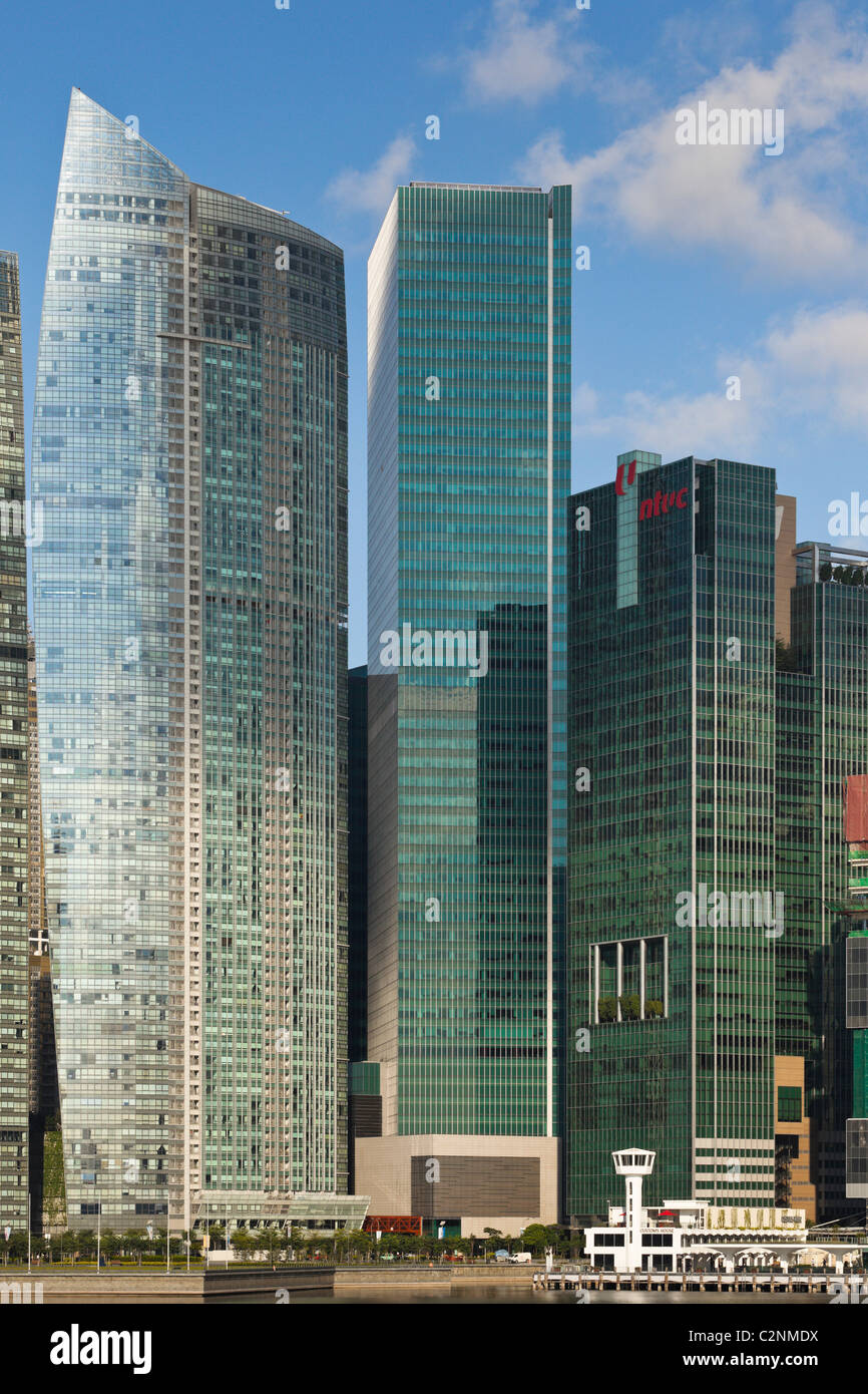 Le Raffles Quay un immeuble de bureaux dans le centre-ville de Singapour Central Business District a été achevé en 2006. La voile de plaisance @ Banque D'Images