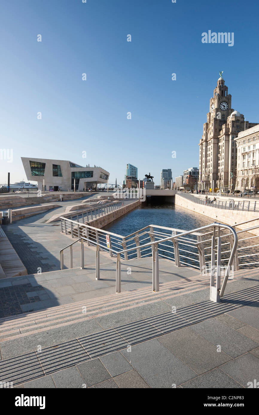 Le Liver Building et le Terminal de Ferry de nouvelles capacités, une nouvelle branche de la Beatles Story Museum au Canal Le Lien, Pier Head Banque D'Images