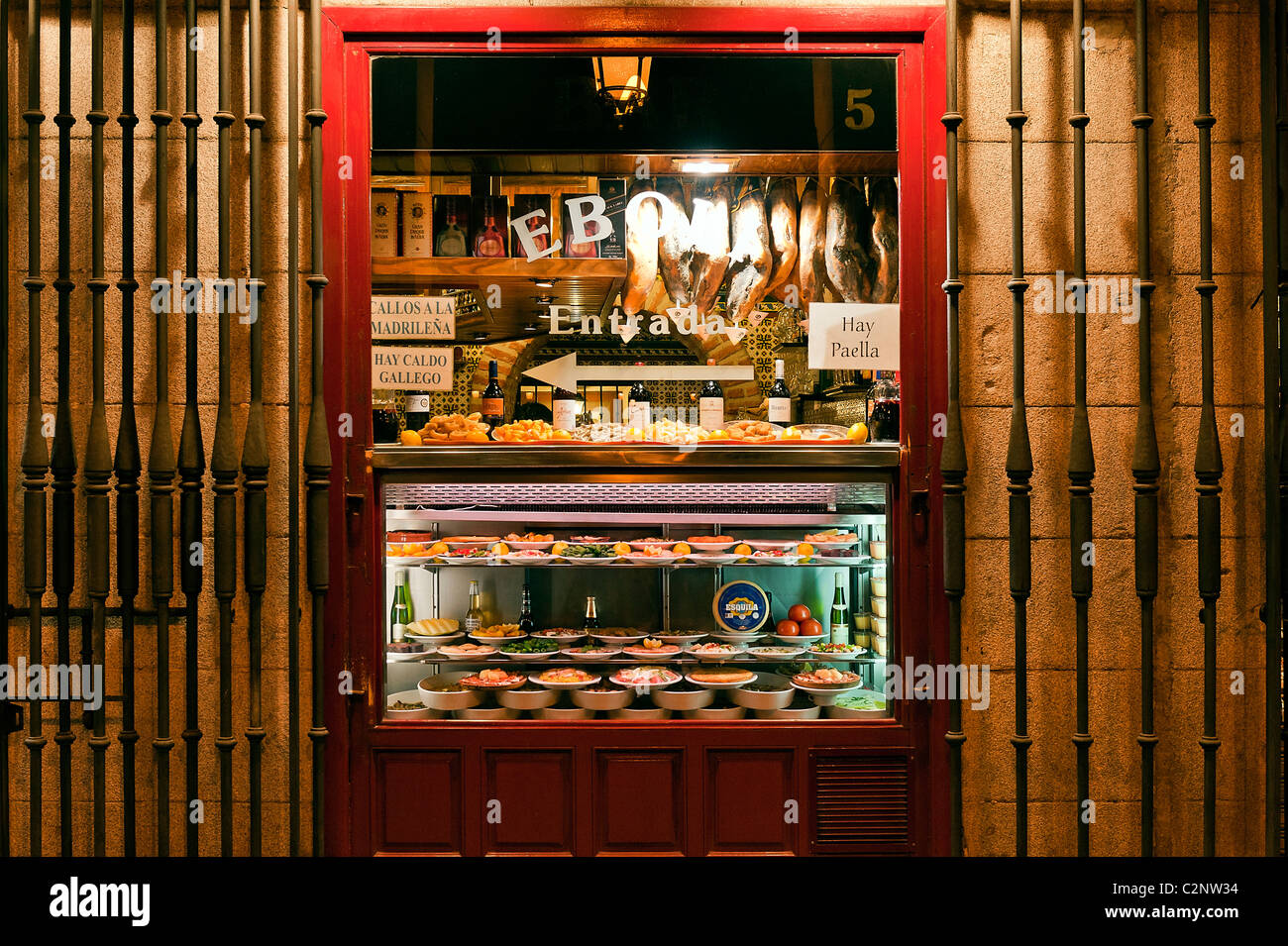 Afficher la fenêtre à un restaurant à tapas, Madrid, Espagne Banque D'Images