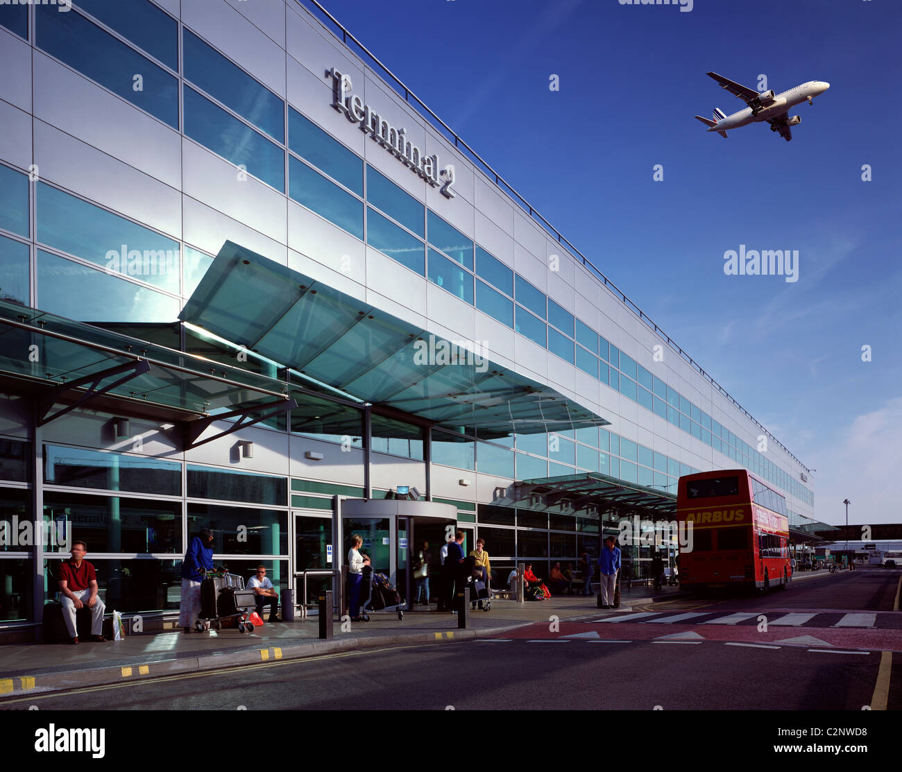 Heathrow Terminal 2, l'aéroport d'Heathrow de Londres. L'élévation principale côté ville. Banque D'Images