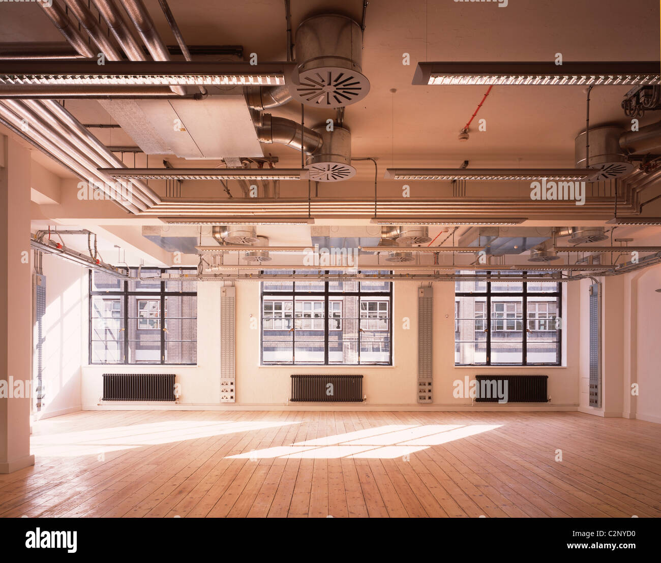 60 Whitfield Street W1, Londres. Unité de vide intérieur avec la lumière du soleil. Banque D'Images