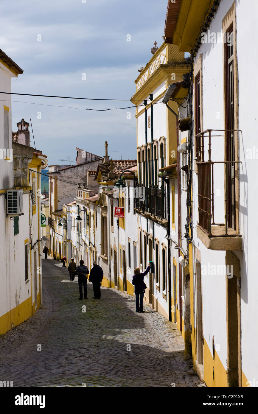 Scène de rue de village typique de l''Alentejo, Crato, Portugal Banque D'Images