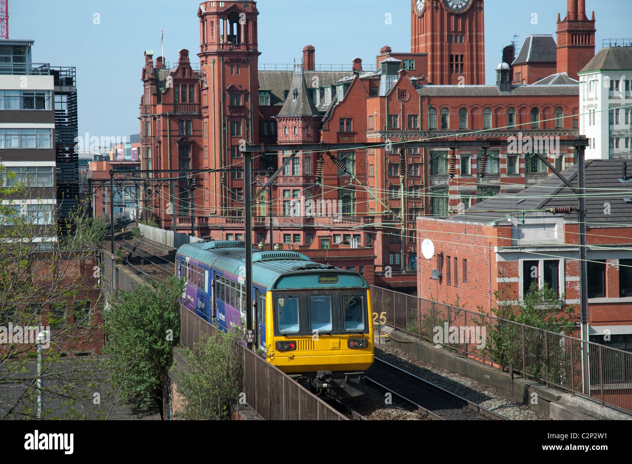 Northern Rail train dans le centre-ville de Manchester. Banque D'Images