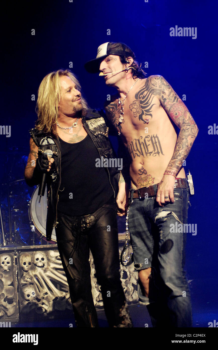 Vince Neil et Tommy Lee Motley Crue en live à l'Apollo Hammersmith, Londres, Angleterre - 11.06.07 Banque D'Images