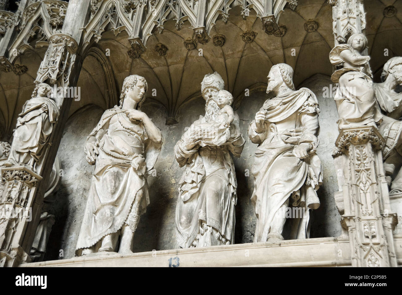 Détails des chiffres sur l'écran de choeur dans l'intérieur de la Cathédrale Notre Dame, Chartres, France Banque D'Images