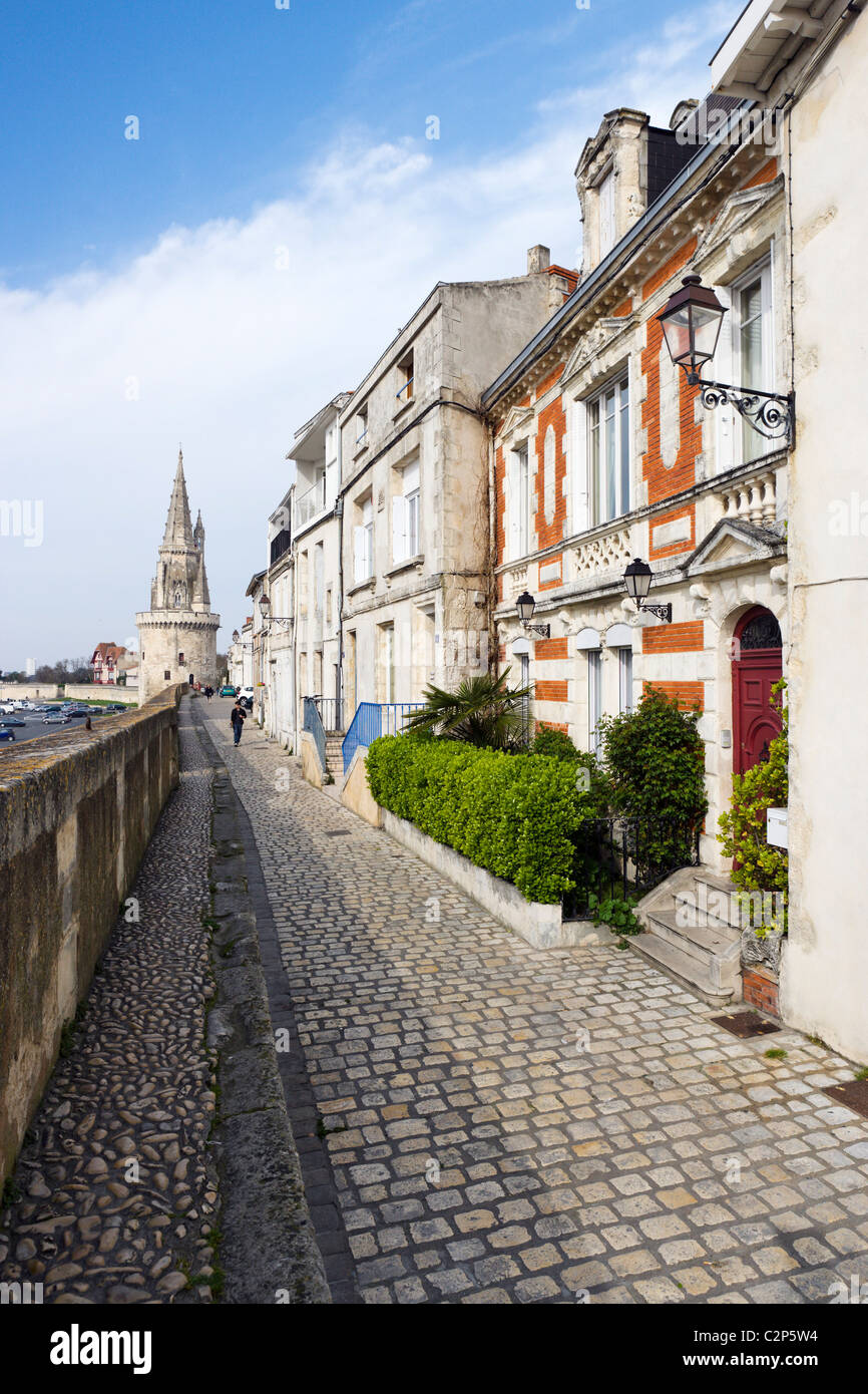 Vue le long des murs de la ville sur le port en regardant vers la Tour de la Lanterne, La Rochelle, Poitou Charentes, France Banque D'Images