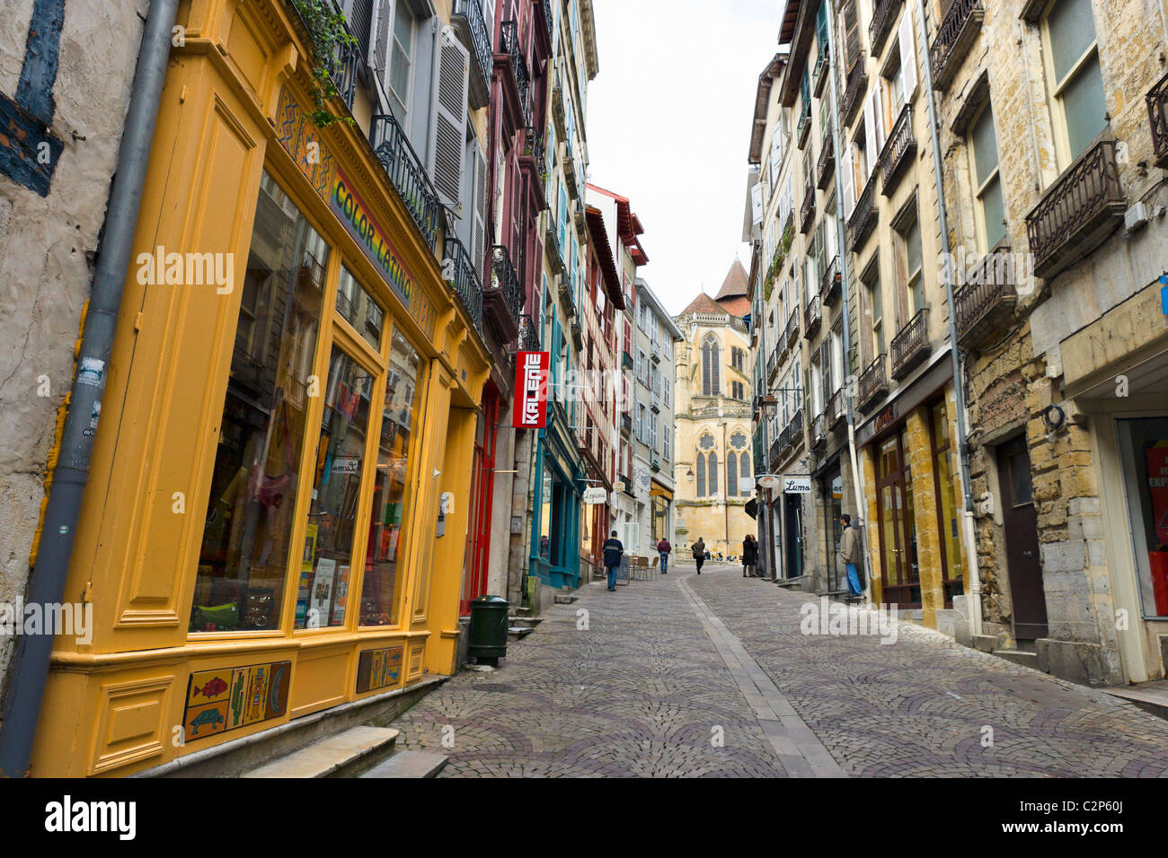Street dans le Grand Bayonne trimestre en regardant vers la cathédrale, Bayonne (Baiona), Cote Basque, dans le sud de la France Banque D'Images
