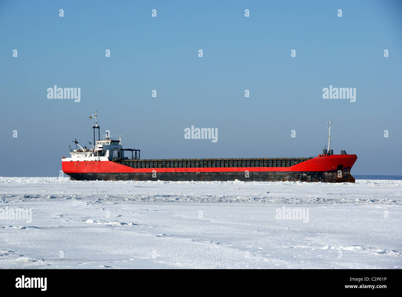 Le cargoship progresse difficilement dans une glace Banque D'Images