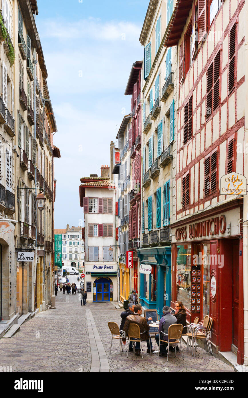 Street dans le Grand Bayonne trimestre, Bayonne (Baiona), Cote Basque, dans le sud de la France Banque D'Images